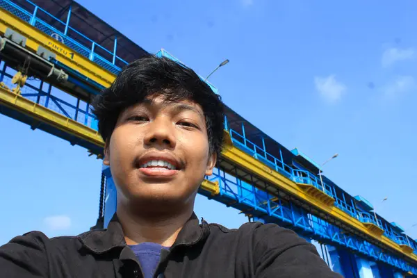 Χαμογελαστός Νεαρός Ασιάτης Φορούν Μαύρο Σακάκι Παίρνει Selfie Φωτογραφία Στην — Φωτογραφία Αρχείου