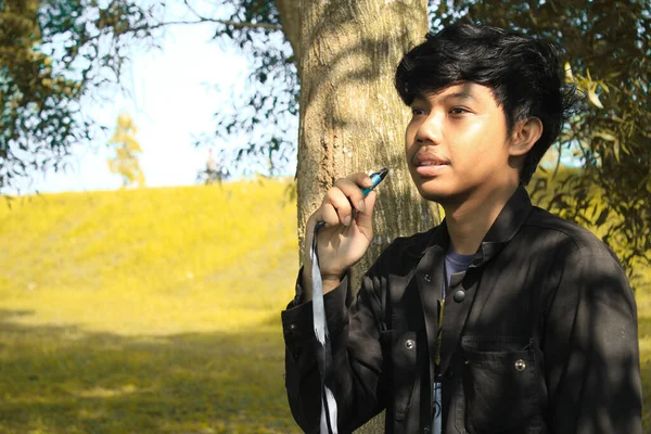 Pria Asia Muda Candid Bahagia Memegang Perangkat Uap Biru Untuk — Stok Foto