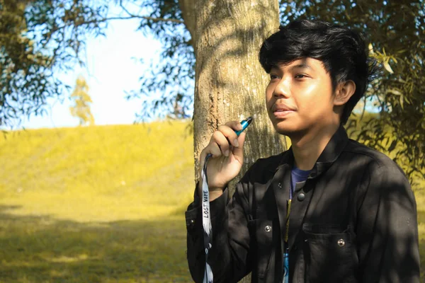 Openhartige Gelukkige Jonge Aziatische Man Houdt Blauwe Damp Apparaat Voor — Stockfoto