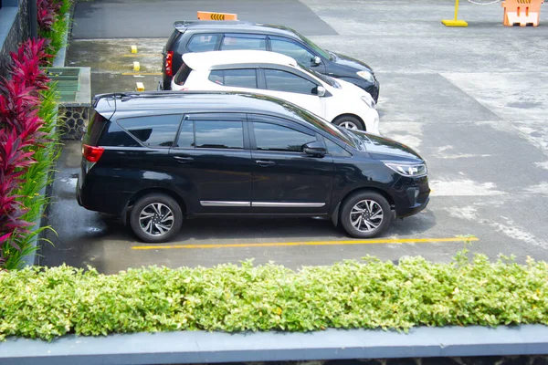 在一个绿草林立的商场停车场 可以看到越野车和背靠背车的高视角 黑色和白色汽车 — 图库照片