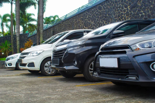 Samochody Zaparkowane Rzędzie Plenerze Parkingu Centrum Handlowego Mają Kolor Biały — Zdjęcie stockowe