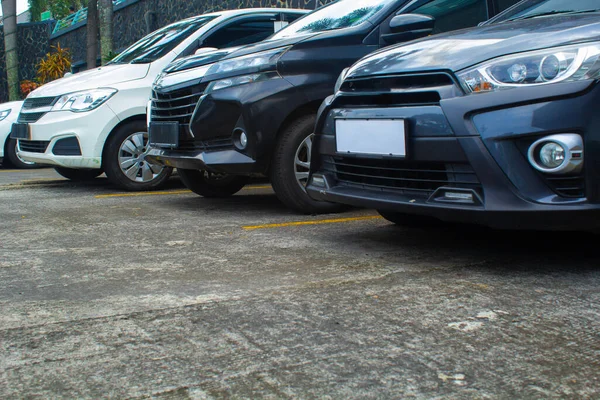 Auta Zaparkovaná Řadě Venkovním Prostoru Obchoďáku Mají Bílou Černou Šedou — Stock fotografie