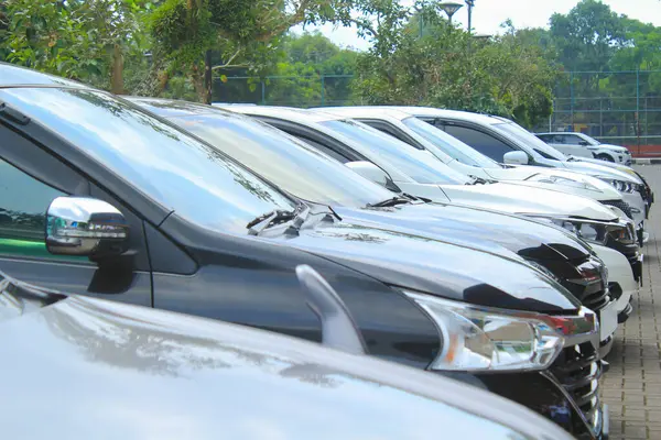 Suv Samochody Zaparkowane Rzędzie Salonie Zewnątrz Garażu Skrzyżowanie Czarno Białe — Zdjęcie stockowe