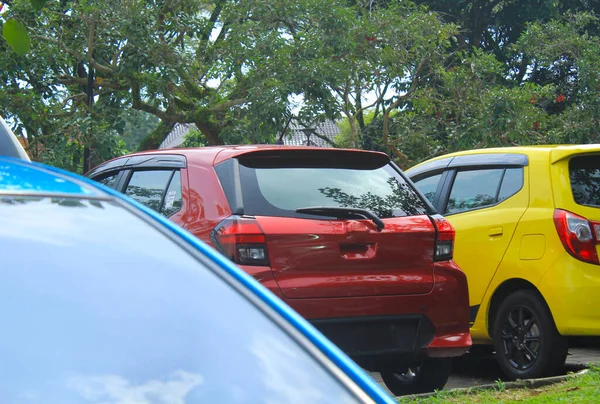 红色越野车的后侧 停在黄色小车旁边 前侧为蓝色车 — 图库照片