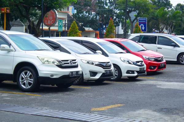 2023年6月6日 印度尼西亚马良市 一辆白色和红色汽车停放在一家购物中心的室外停车场内 — 图库照片