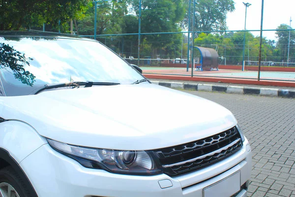 Přední Pohled Bílé Crossover Auto Zaparkované Vedle Tenisového Kurtu Suv — Stock fotografie