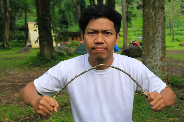 Jeune Homme Colère Asiatique Est Cassant Branches Arbre Dans Forêt — Photo