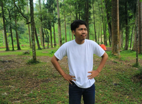 아시아 남자는 숲에서 여행을 허리에 티셔츠를 아시아인 — 스톡 사진