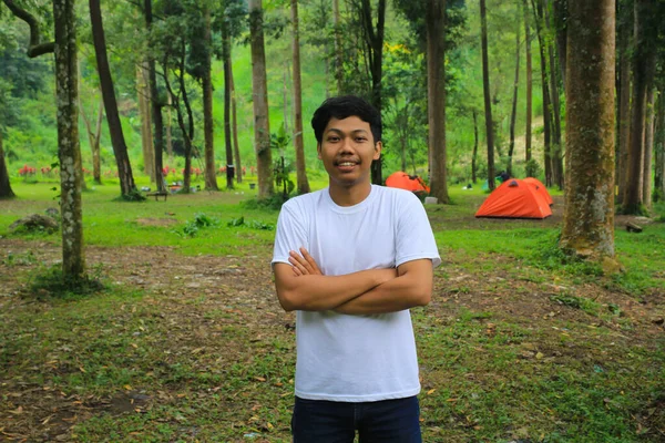 Asyalı Gülümseyen Genç Adam Kollarını Kavuşturmuş Beyaz Tişört Giyerek Kamp — Stok fotoğraf