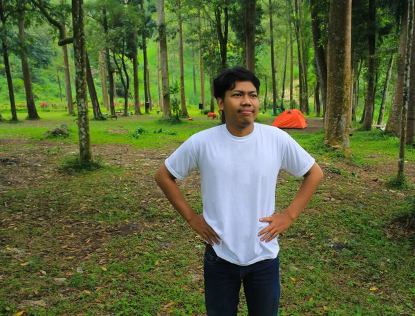 Genç Asyalı Adam Tropikal Ormanda Tatil Gezisi Yaparken Ellerini Beline — Stok fotoğraf