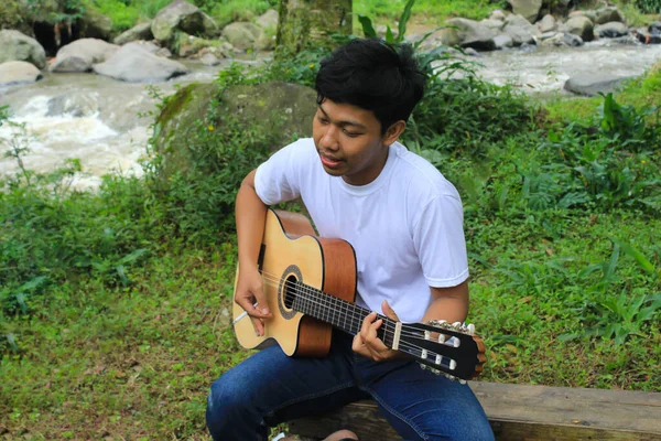Feliz Jovem Asiático Homem Está Tocando Guitarra Acústica Cantando Beira — Fotografia de Stock