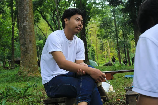 Jeune Homme Indonésien Portant Shirt Blanc Fume Lors Camping Dans — Photo