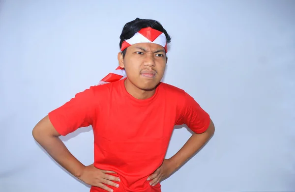 Boze Indonesische Man Met Handen Aan Taille Met Rood Shirt — Stockfoto