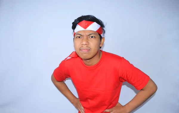 Dühös Indonéz Férfi Kezek Derekán Visel Piros Póló Fejpánt Indonéziában — Stock Fotó