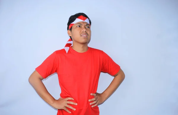 Arrabbiato Uomo Indonesiano Con Mani Vita Indossando Maglietta Rossa Fascia — Foto Stock