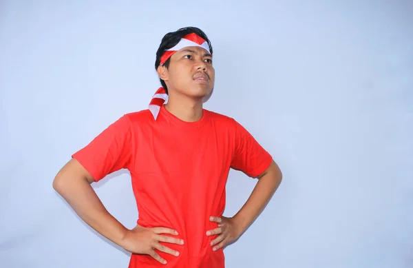 Zły Indonezyjski Człowiek Rękami Talii Noszenie Czerwony Koszulka Opaska Indonezyjski — Zdjęcie stockowe