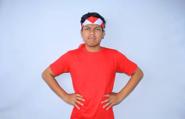 인도네시아 독립적인 빨간색 티셔츠와 밴드를 카메라를 허리에 손으로 인도네시아 — 스톡 사진