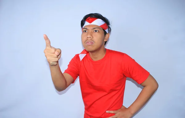 Rozzlobený Indonéský Mladý Muž Ukazující Ukazováčkem Indonéském Dni Nezávislosti Červené — Stock fotografie