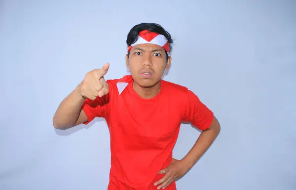 Сердитий Індонезійський Молодий Чоловік Вказує Свого Пращура Камеру Червоній Сорочці — стокове фото