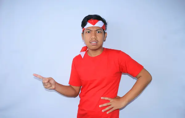 Bravo Indonésio Jovem Apontando Seu Dedo Indicador Para Lado Vestindo — Fotografia de Stock