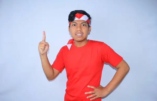 Wütender Indonesischer Junger Mann Mit Erhobenem Zeigefinger Rotem Shirt Und — Stockfoto