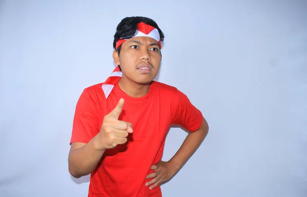 Enojado Joven Indonesio Señalando Dedo Índice Cámara Con Camiseta Roja — Foto de Stock