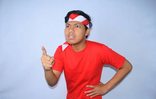 Jovem Indonésio Irritado Apontando Seu Dedo Indicador Para Câmera Vestindo — Fotografia de Stock