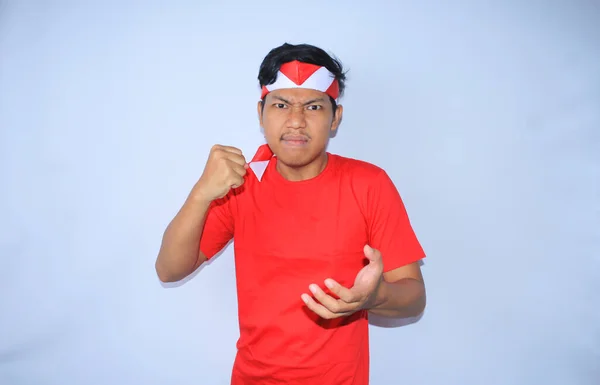 Dühös Indonéz Fiatalember Felemelte Kezét Hogy Megüsse Tenyerét Piros Pólóban — Stock Fotó