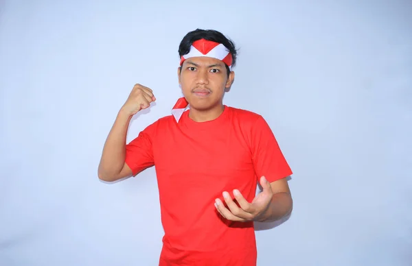 Endonezya Nın Bağımsızlık Gününde Kırmızı Tişört Saç Bandıyla Avucuna Vurmak — Stok fotoğraf