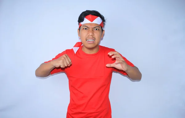 Сердитий Індонезійський Молодий Чоловік Піднімає Руки Щоб Вразити Свою Долоню — стокове фото