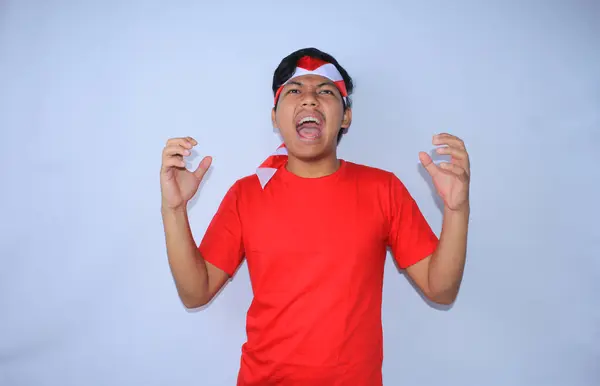 Сердитий Індонезійський Чоловік Жорстоко Кричить Стискає Руки Червоній Сорочці Голові — стокове фото