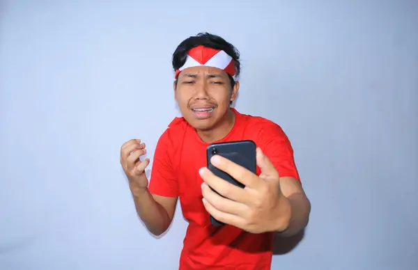 Pemuda Indonesia Yang Sedih Menangis Ketika Melihat Smartphone Nya Mengenakan — Stok Foto