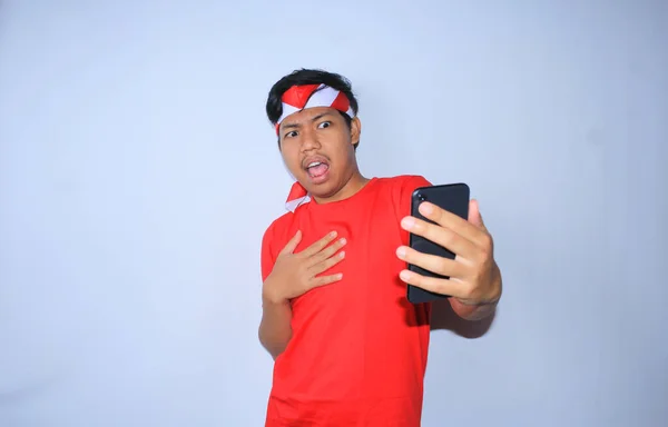 Молодий Індонезійський Чоловік Шокував Після Перегляду Здивованих Новин Своєму Мобільному — стокове фото