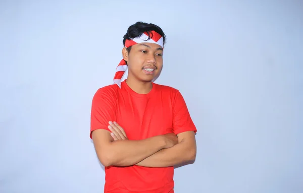 Joven Indonesio Sonríe Con Las Manos Cruzadas Con Camiseta Roja — Foto de Stock