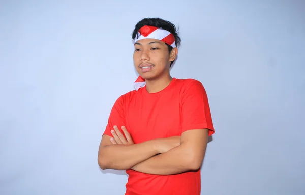 Indonesisk Ung Man Ler Med Korsade Händer Bär Röd Skjorta — Stockfoto