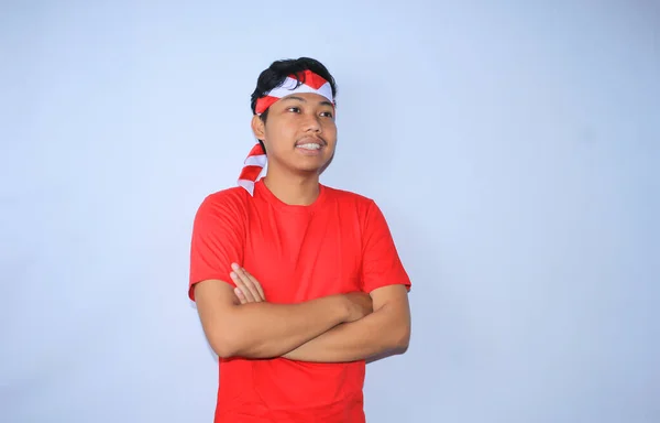Joven Indonesio Sonríe Con Las Manos Cruzadas Con Camiseta Roja — Foto de Stock