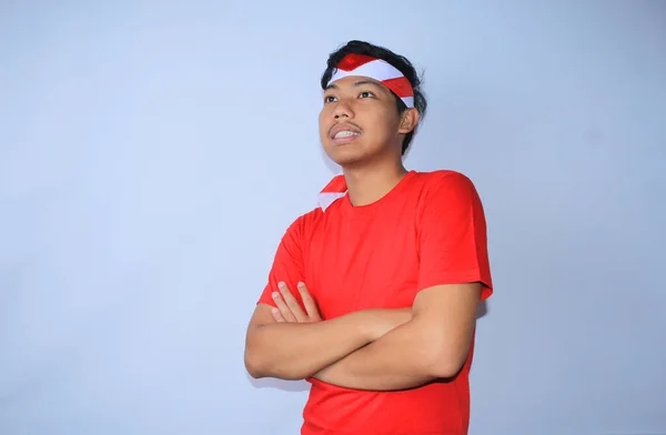 Индонезийский Молодой Человек Улыбается Скрещенными Руками Красной Футболке Ободке Отпраздновать — стоковое фото