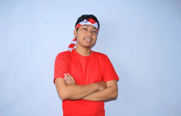 Indonesisk Ung Man Ler Med Korsade Händer Bär Röd Shirt — Stockfoto