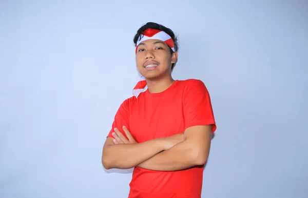 Indonésio Jovem Está Sorrindo Com Mãos Cruzadas Vestindo Camiseta Vermelha — Fotografia de Stock