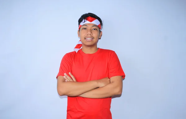 Pemuda Indonesia Tersenyum Dengan Bersilang Tangan Mengenakan Shirt Merah Dan — Stok Foto