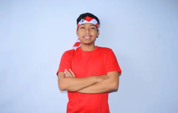 Indonésio Jovem Está Sorrindo Com Mãos Cruzadas Vestindo Camiseta Vermelha — Fotografia de Stock