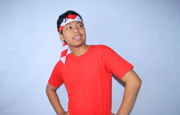 Indonesisk Ung Man Ler Med Händerna Midjan Bär Röd Skjorta — Stockfoto