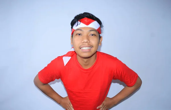 Indonesisk Ung Man Ler Med Händerna Midjan Bär Röd Skjorta — Stockfoto