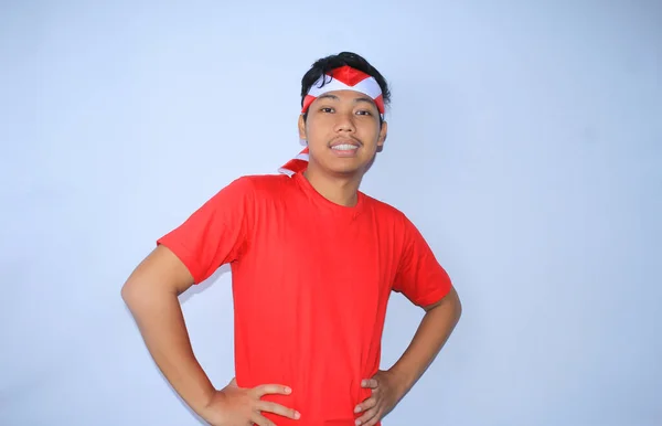 Pemuda Indonesia Tersenyum Dengan Tangan Pinggang Mengenakan Shirt Merah Dan — Stok Foto