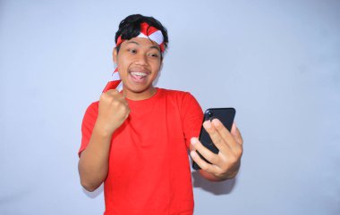 Endonezyalı serbest çalışan adam projeyi bitirdikten sonra cep telefonuna bakıp evet hareketi yaparak Endonezya 'nın bağımsız gününde kırmızı t-shirt ve saç bandı takarak hedefine ulaştı. Mutlu genç adam kazandıktan sonra çok mutlu oldu.