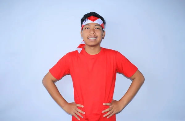 Indonésio Jovem Está Sorrindo Com Mãos Cintura Vestindo Camiseta Vermelha — Fotografia de Stock