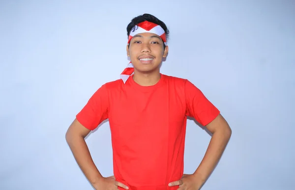 Indonésio Jovem Está Sorrindo Com Mãos Cintura Vestindo Camiseta Vermelha — Fotografia de Stock