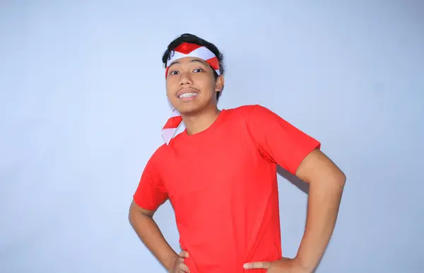 Индонезийский Молодой Человек Улыбается Руками Талии Красной Футболке Ободке Отпраздновать — стоковое фото