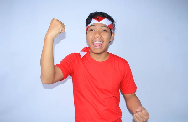 Портрет Взволнованного Индонезийского Молодого Человека Поднял Кулак Отпраздновать Свой Успех — стоковое фото