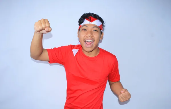 인도네시아어 남자의 초상화는 빨간색 티셔츠와 밴드를 인도네시아 기념일에 자신의 성공이나 — 스톡 사진